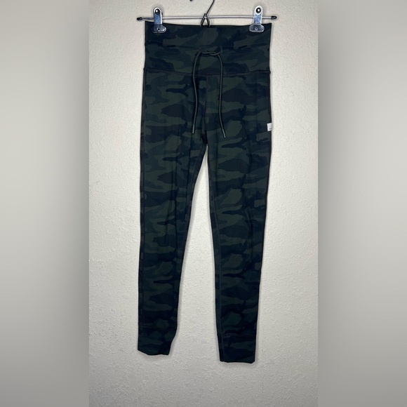 Vuori Daily Legging in Green Camo - Picture 3 of 9